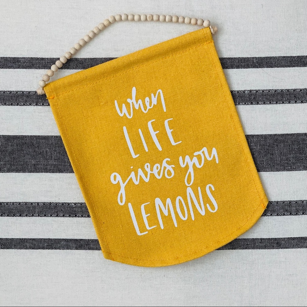 When life gives you lemons sign 🍋